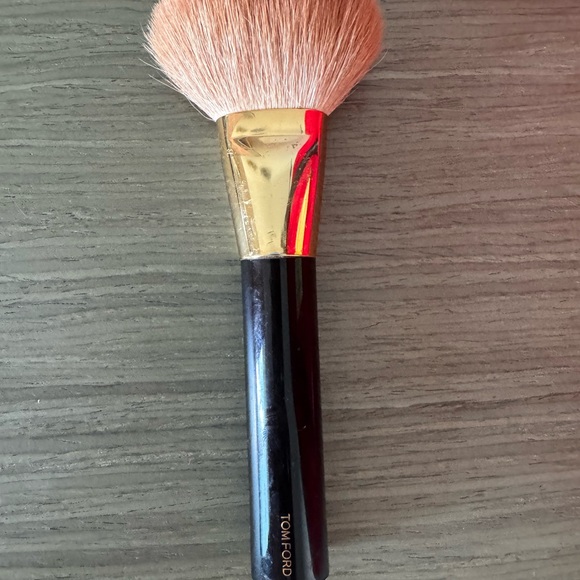 Tom Ford Luxurious Makeup Brushes - Black and Gold - Picture 2 of 3